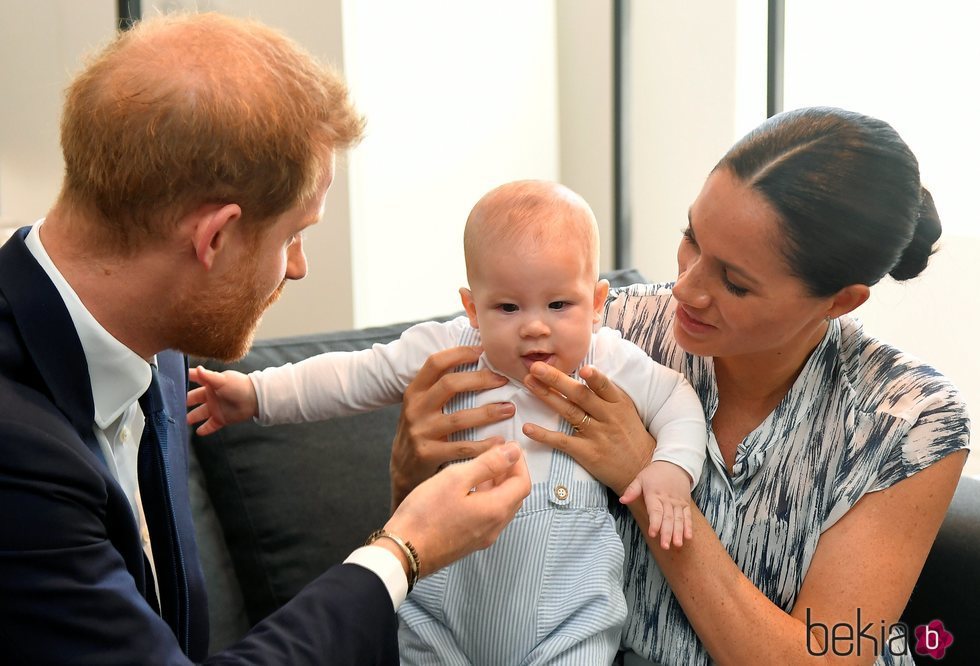 El Príncipe Harry y Meghan Markle jugando con Archie Harrison en Sudáfrica