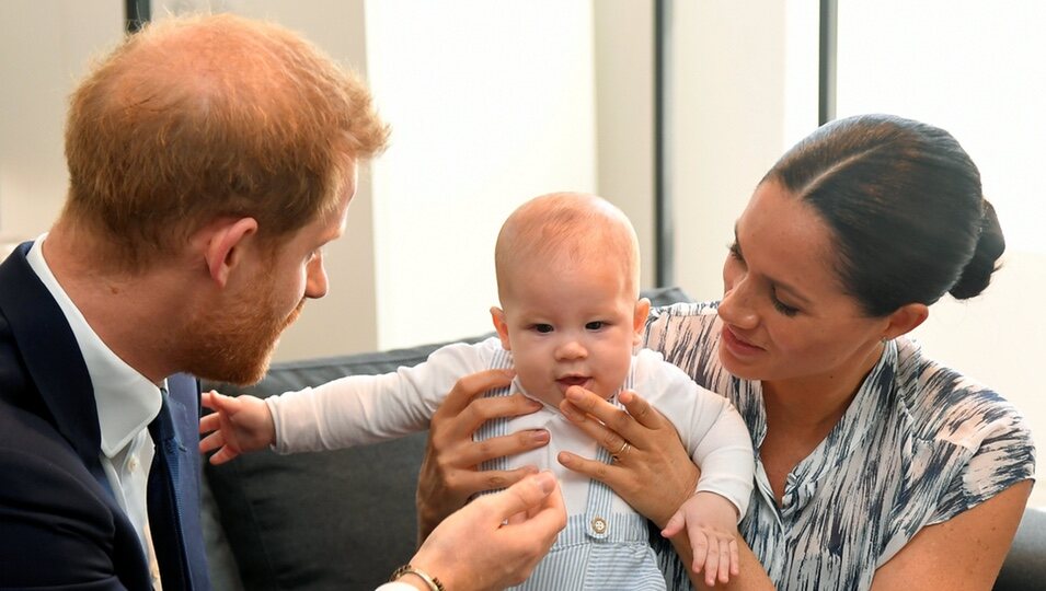 El Príncipe Harry y Meghan Markle jugando con Archie Harrison en Sudáfrica