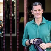 Iñaki Urdangarin luce una sonrisa a su salida del centro en el que realiza un voluntariado