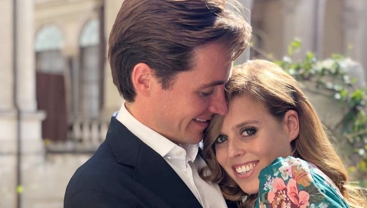 La Princesa Beatriz de York y Edoardo Mapelli Mozzi muy cariñosos anunciando su compromiso