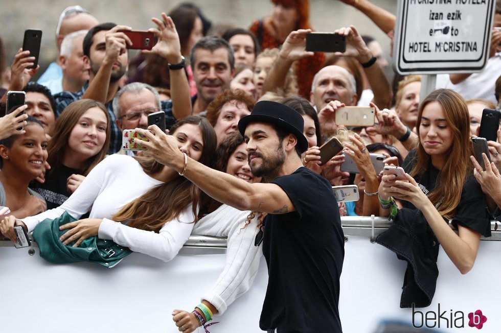 Mario Casas saludando a sus fans en el Festival de Cine de San Sebastián 2019