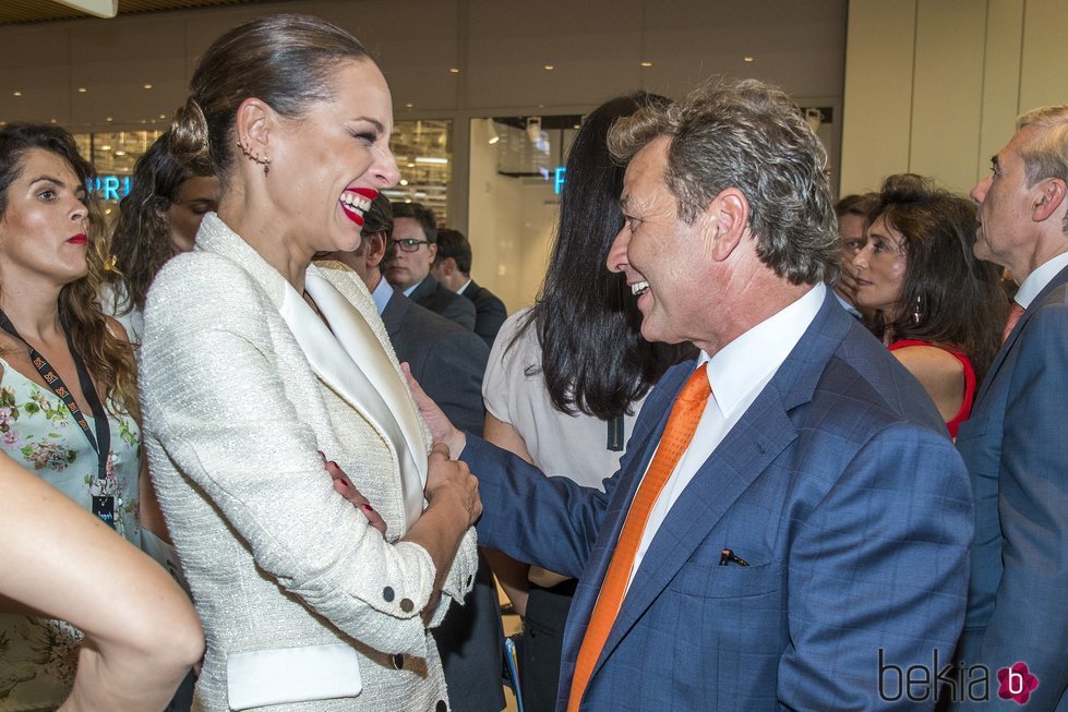 Eva González inaugurando un centro comercial en Sevilla