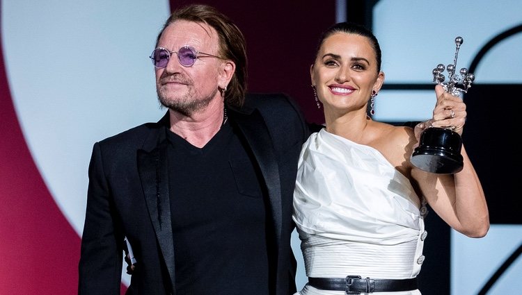 Penélope Cruz con Bono, de U2, recogiendo el Premio Donostia en el Festival de Cine de San Sebastián 2019