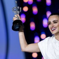 Penélope Cruz con el Premio Donostia en el Festival de Cine de San Sebastián 2019