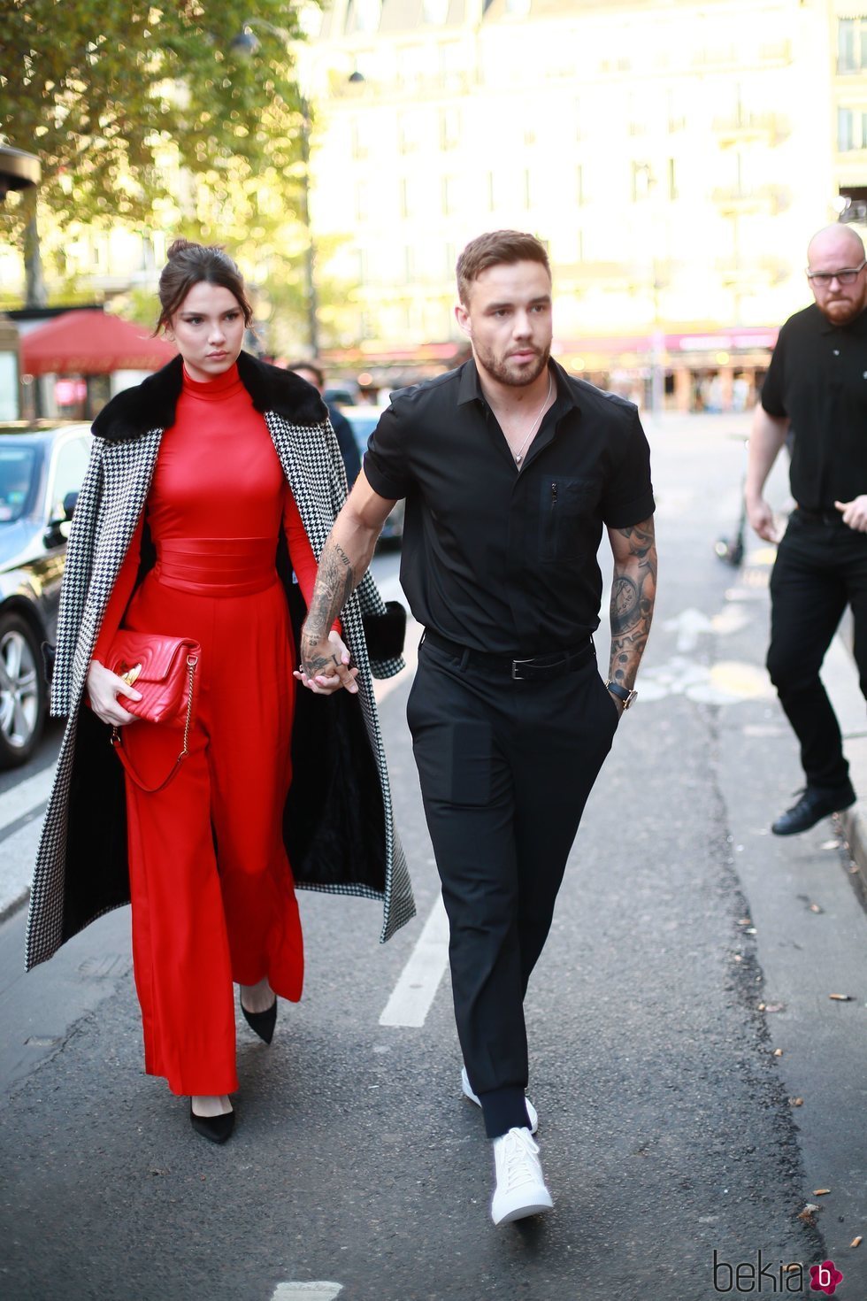 Liam Payne con su novia Maya Henry llegando al desfile de Rita Ora en Paris Fashion Week