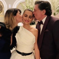 Penélope Cruz celebrando que ha ganado el premio Donostia 2019 con sus cuñados Cecilia Gessa y Carlos Bardem