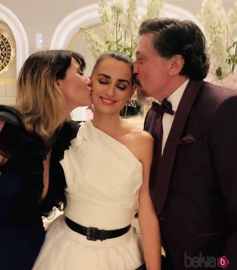 Penélope Cruz celebrando que ha ganado el premio Donostia 2019 con sus cuñados Cecilia Gessa y Carlos Bardem