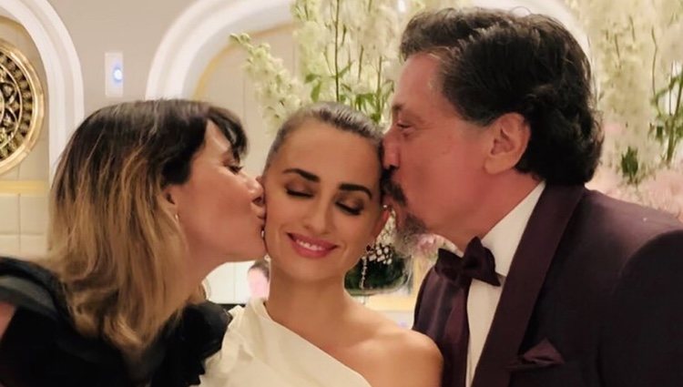 Penélope Cruz celebrando que ha ganado el premio Donostia 2019 con sus cuñados Cecilia Gessa y Carlos Bardem