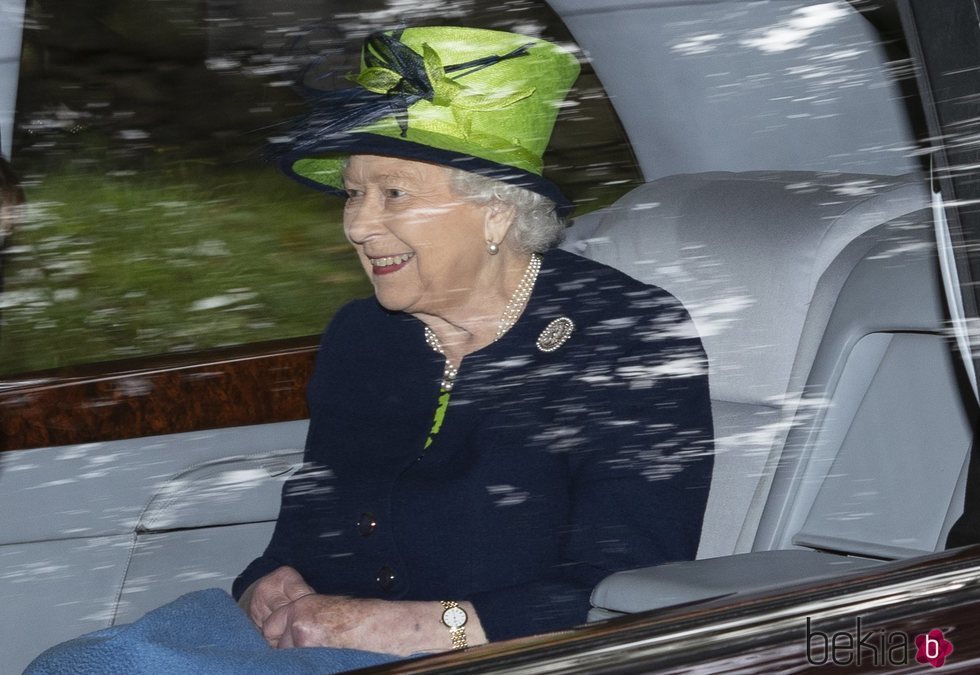 La Reina Isabel de camino a la iglesia en Balmoral