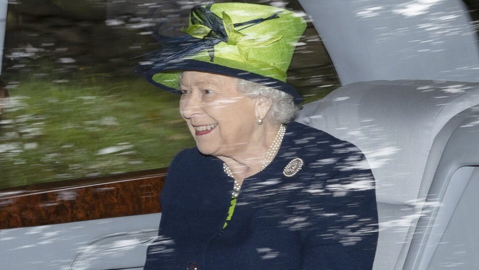 La Reina Isabel de camino a la iglesia en Balmoral