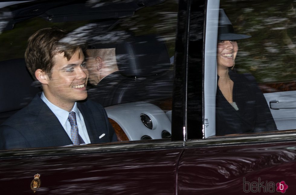 Charles Armstrong-Jones y Lady Margaret Armstrong-Jones de camino a la iglesia en Balmoral