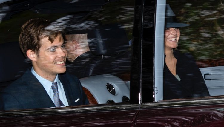 Charles Armstrong-Jones y Lady Margaret Armstrong-Jones de camino a la iglesia en Balmoral