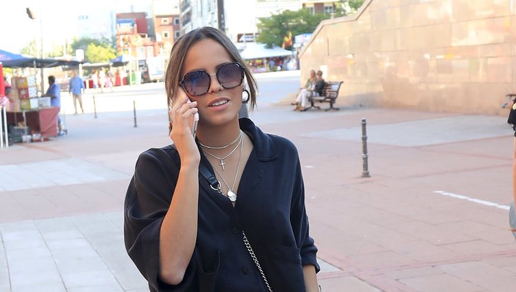 Gloria Camila hablando por teléfono de camino a una corrida de toros de Madrid