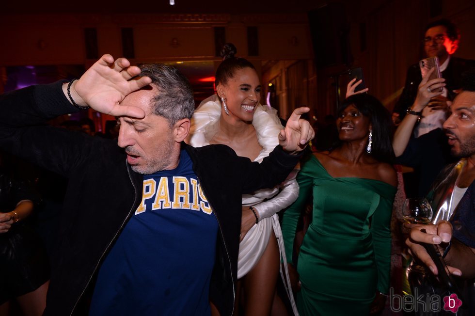 Gad Elmaleh bailando en el cumpleaños de Cindy Bruna