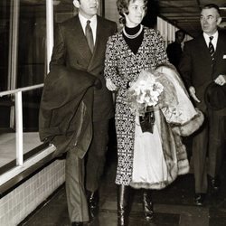 Constantino y Ana María de Grecia en el aeropuerto de Londres