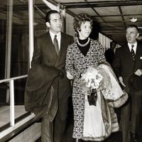 Constantino y Ana María de Grecia en el aeropuerto de Londres