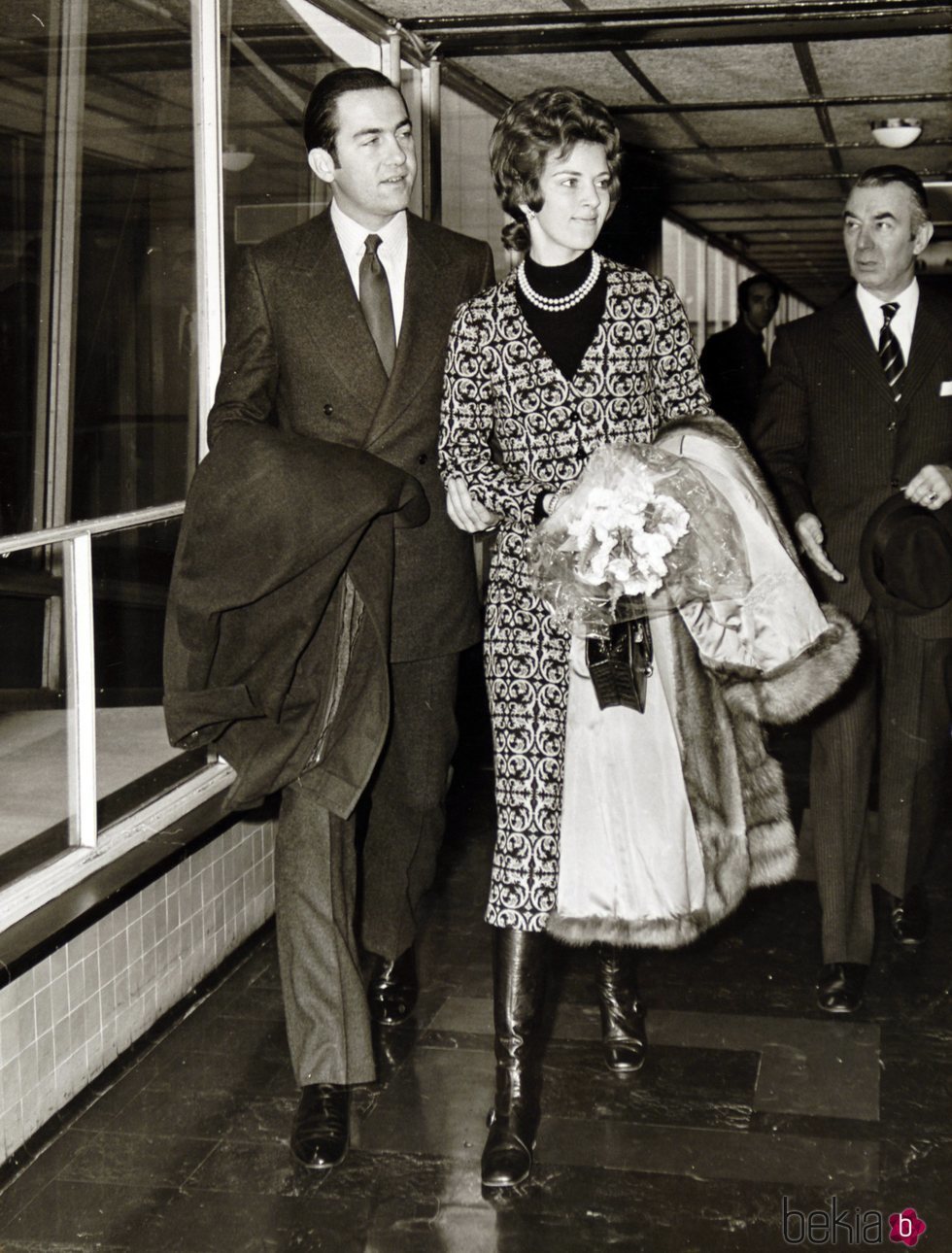 Constantino y Ana María de Grecia en el aeropuerto de Londres