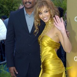 Beyoncé con su padre Mathew Knowles en los Premios Grammy 2004