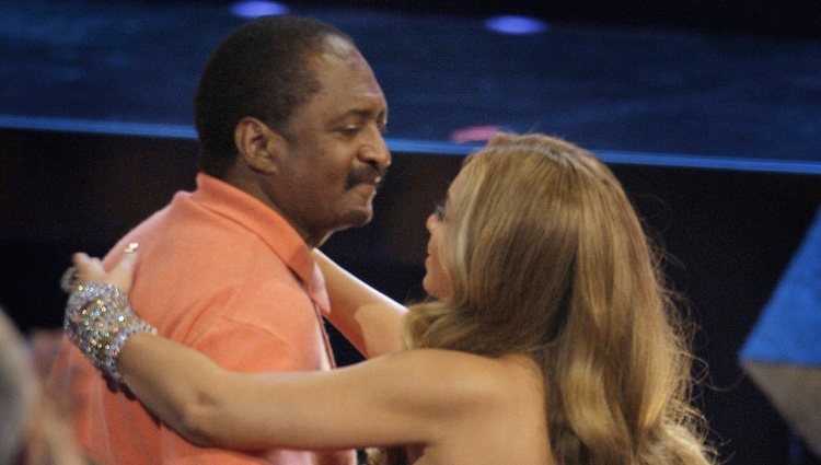 Beyoncé saludando a su padre Mathew Knowles en los American Music Awards 2007