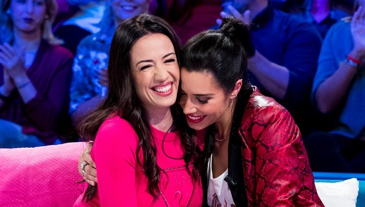 Pilar Rubio con su amiga Karen Parra en 'Aquellos maravillosos años'