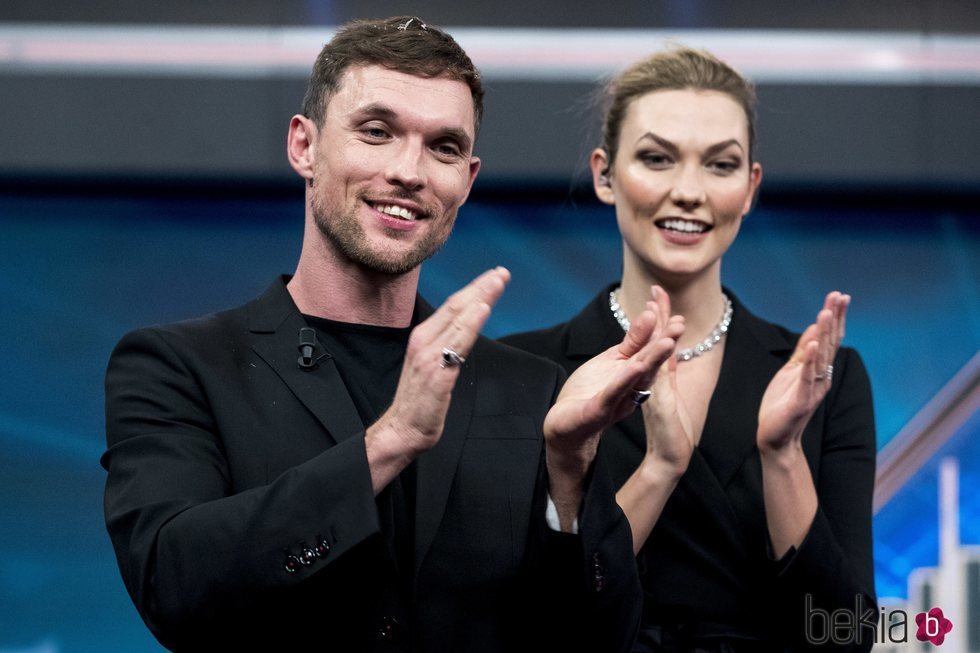 Karlie Kloss y Ed Skrein en 'El Hormiguero'