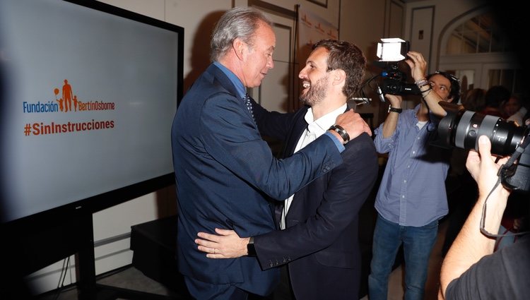 Bertín Osbrone y Pablo Casado saludándose en la presentación de la nueva campaña de la Fundación Bertín Osborne