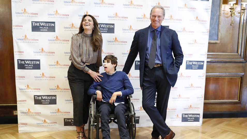 Bertín Osborne y su mujer Fabiola Martínez con su hijo Kike en la presentación de la nueva campaña de la Fundación Bertín Osborne