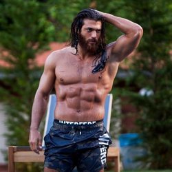 Can Yaman sin camiseta luciendo torso