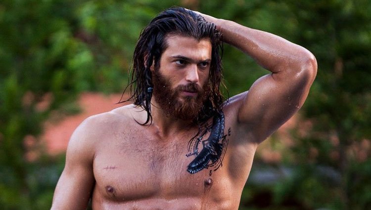 Can Yaman sin camiseta luciendo torso