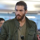 Can Yaman en un fotograma de 'Erkenci Kus: Pájaro soñador'