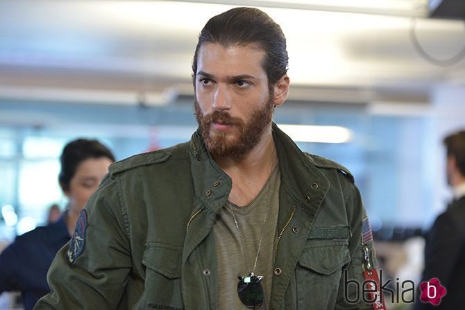 Can Yaman en un fotograma de 'Erkenci Kus: Pájaro soñador'