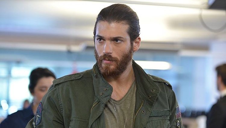 Can Yaman en un fotograma de 'Erkenci Kus: Pájaro soñador'