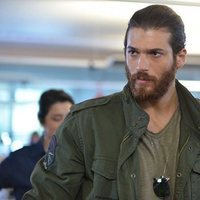 Can Yaman en un fotograma de 'Erkenci Kus: Pájaro soñador'