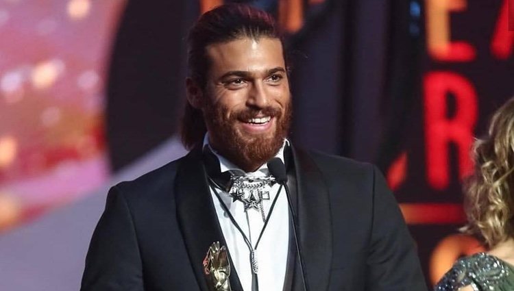 Can yaman recogiendo un premio