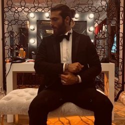 Can Yaman vestido con traje