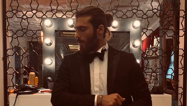 Can Yaman vestido con traje