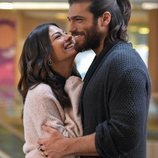 Can Yaman con Demet Özdemir en un fotograma de 'Erkenci Kus: Pájaro soñador'