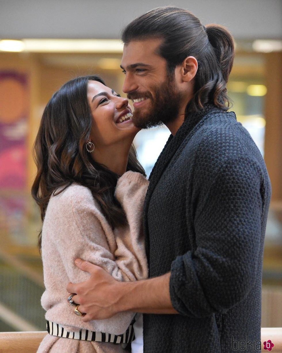 Can Yaman con Demet Özdemir en un fotograma de 'Erkenci Kus: Pájaro soñador'