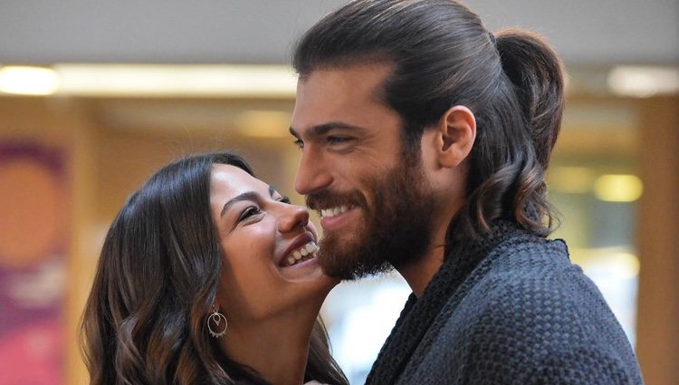 Can Yaman con Demet Özdemir en un fotograma de 'Erkenci Kus: Pájaro soñador'