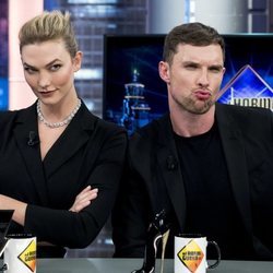 Karlie Kloss y Ed Skrein divirtiéndose en 'El Hormiguero'