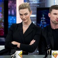 Karlie Kloss y Ed Skrein divirtiéndose en 'El Hormiguero'