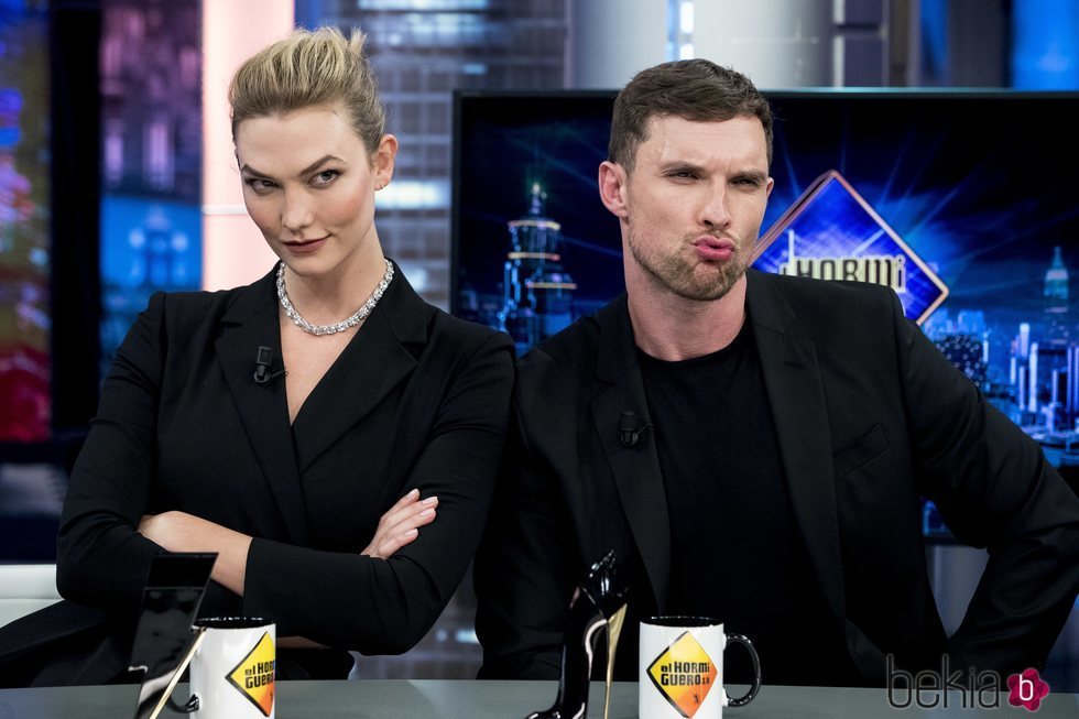 Karlie Kloss y Ed Skrein divirtiéndose en 'El Hormiguero'