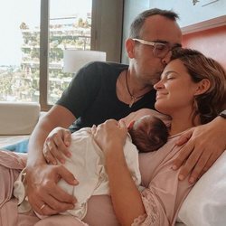 Risto Mejide y Laura Escanes junto a su primera hija, Roma