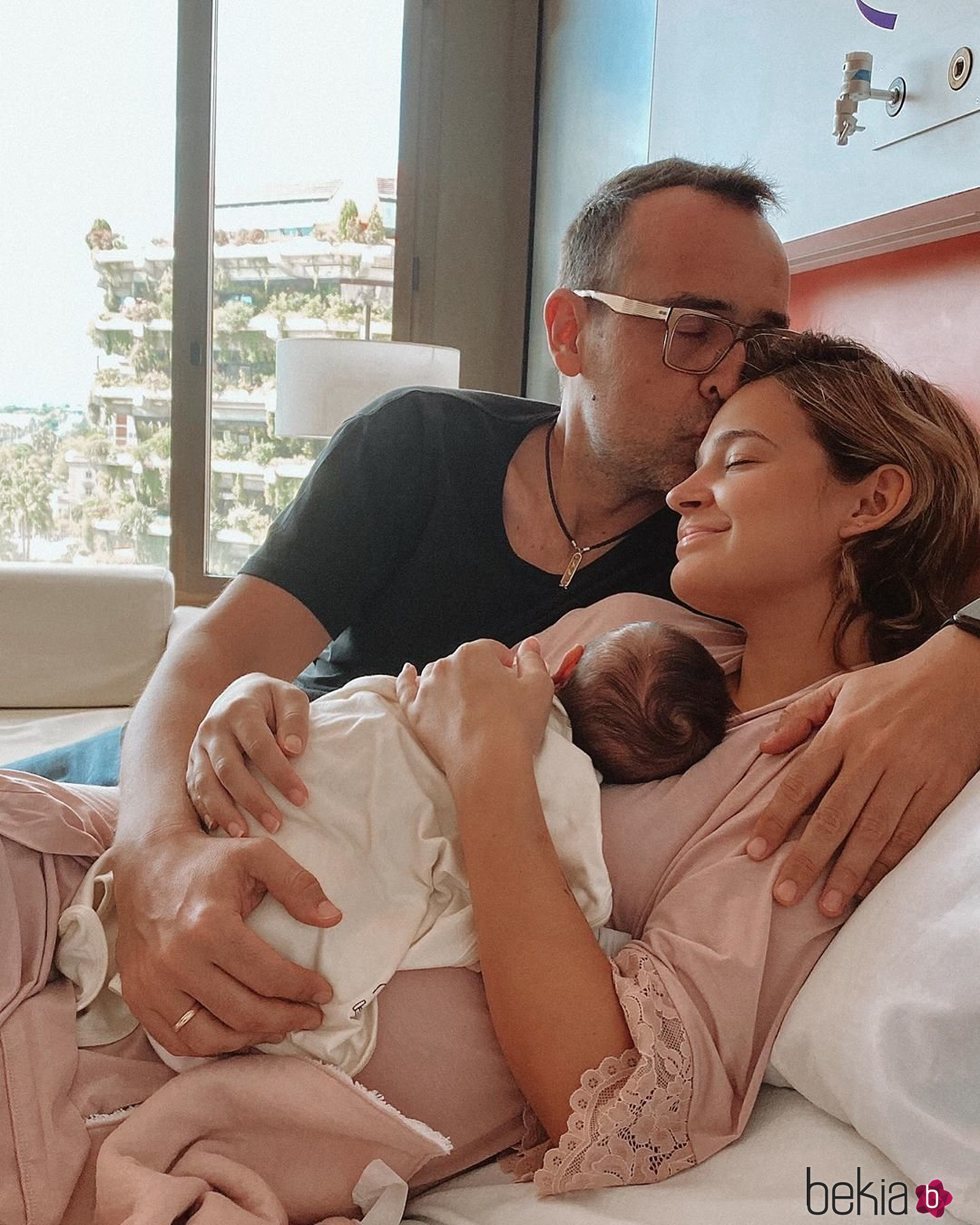 Risto Mejide y Laura Escanes junto a su primera hija, Roma