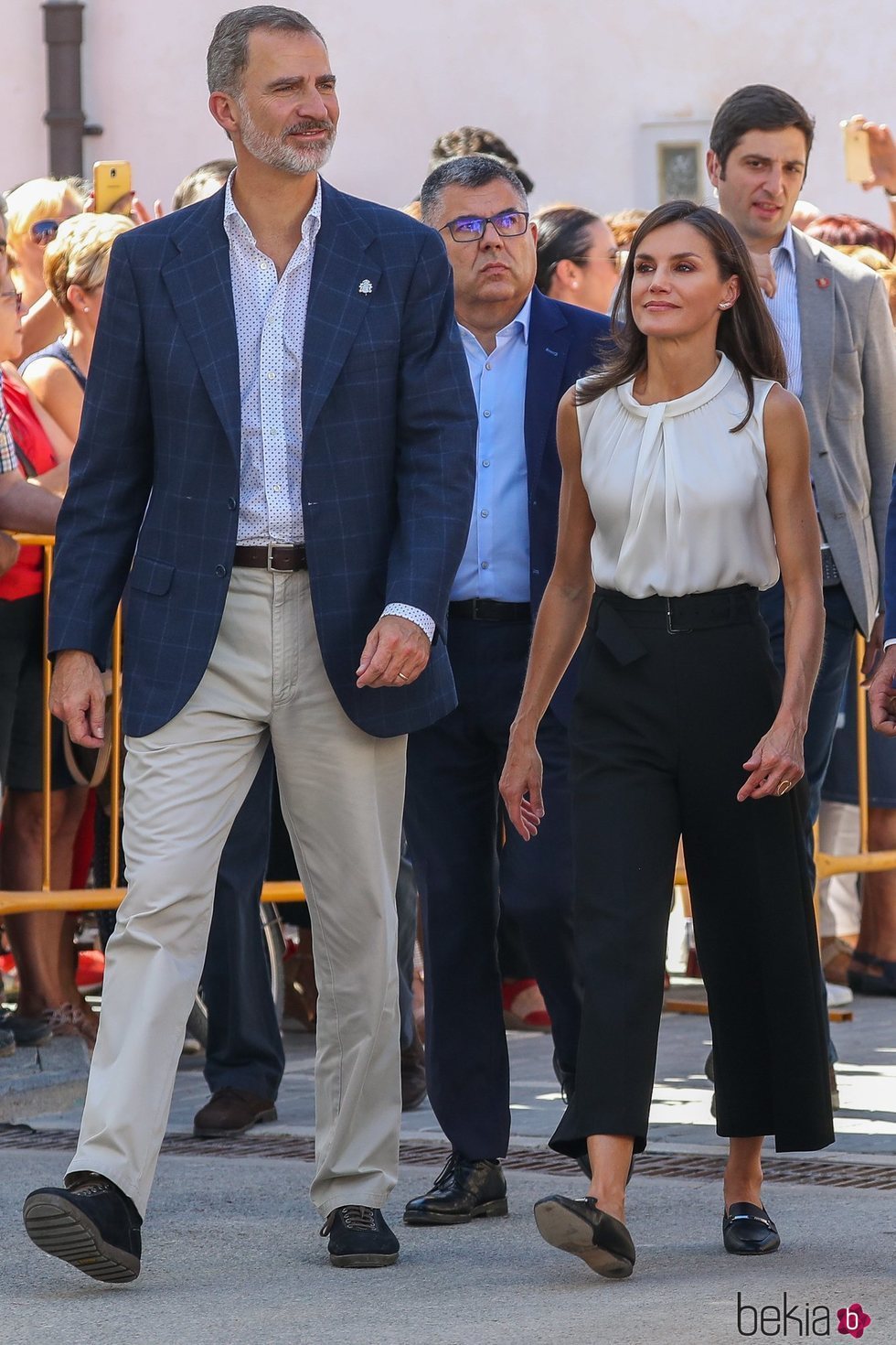 Los Reyes Felipe y Letizia, caminando por Orihuela en su visita oficial