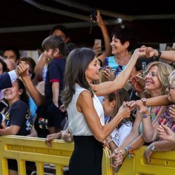 Los Reyes Felipe y Letizia, saludando a la gente en Orihuela