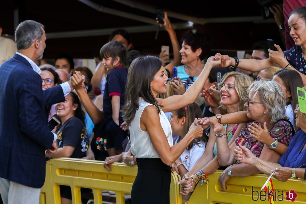 Los Reyes Felipe y Letizia, saludando a la gente en Orihuela