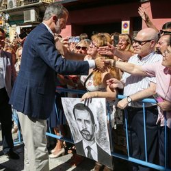 El Rey Felipe VI recibiendo un cuadro con su retrato en su visita a Orihuela