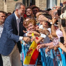 El Rey Felipe VI saludando a la gente en su visita a Orihuela