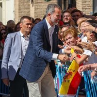 El Rey Felipe VI saludando a la gente en su visita a Orihuela